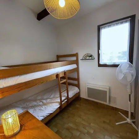 Naturisme, Et Piscine Apartment