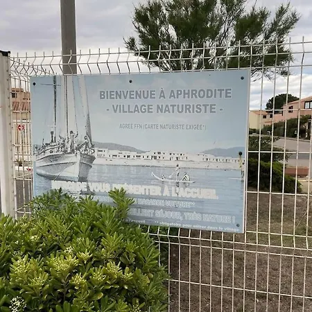 Naturisme, Et Piscine Leucate
