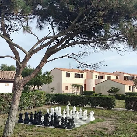 Naturisme, Et Piscine Apartment